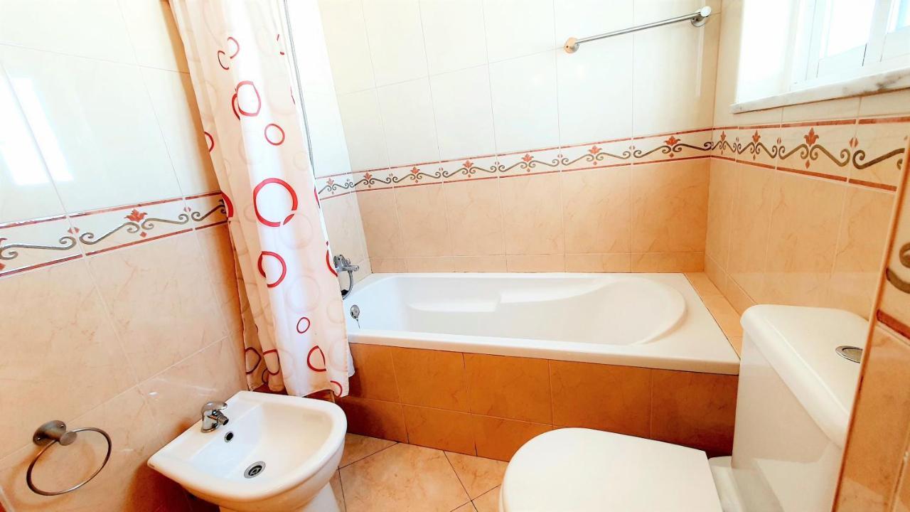 Quarteira Beach Vacation: 2Br Steps To The Sand Exterior foto